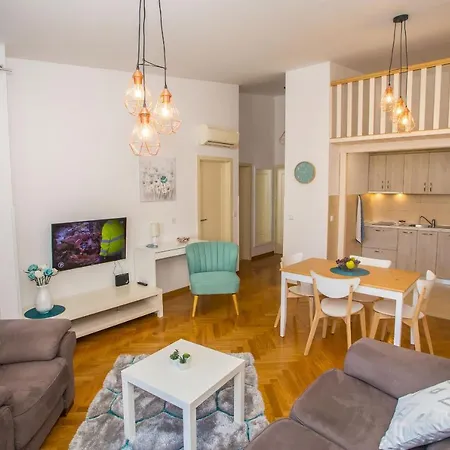 Apartment Dora Near Sea And Center With Private Garage