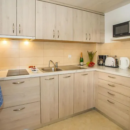 Dora Near Sea And Center With Private Garage Apartment