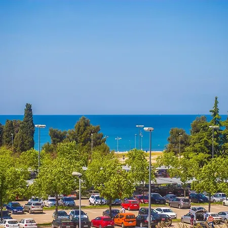 Dora Near Sea And Center With Private Garage Apartment Porec
