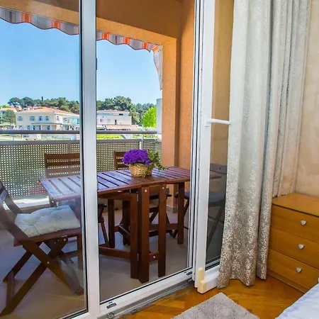 Dora Near Sea And Center With Private Garage Porec