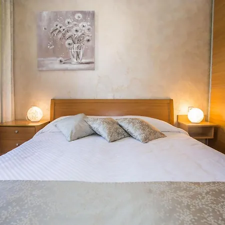 Apartment Dora Near Sea And Center With Private Garage Porec