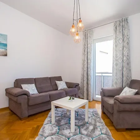 Dora Near Sea And Center With Private Garage Apartamento Poreč
