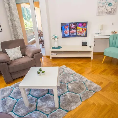 Dora Near Sea And Center With Private Garage Apartment Porec