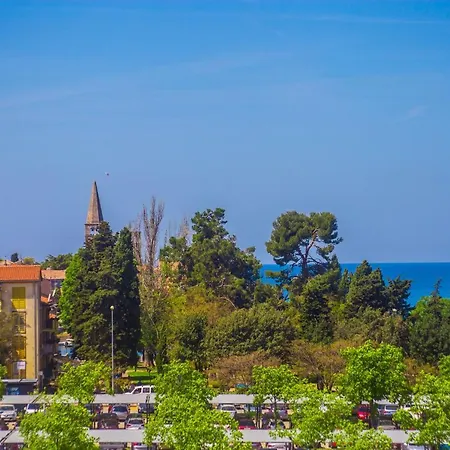 Apartman Dora Near Sea And Center With Private Garage