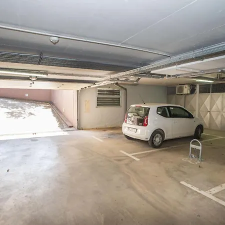Dora Near Sea And Center With Private Garage 아파트